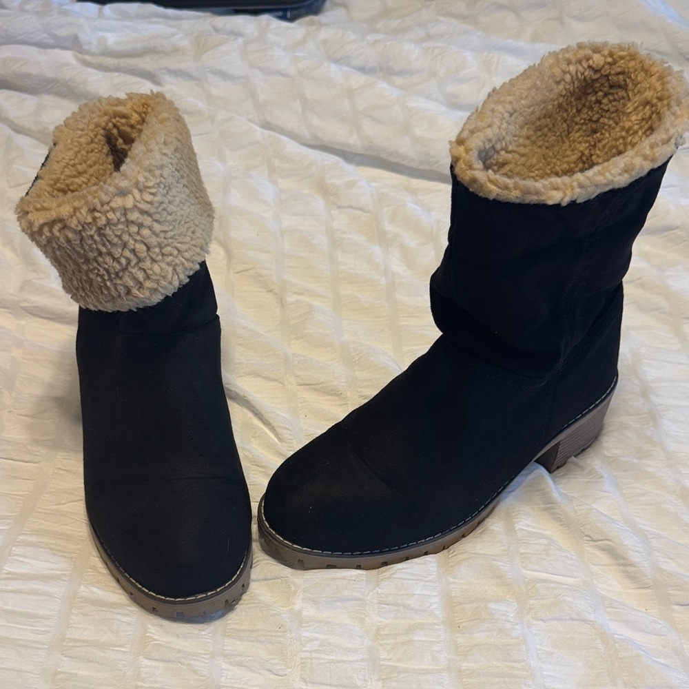 Women's Black and Tan Winter Boots